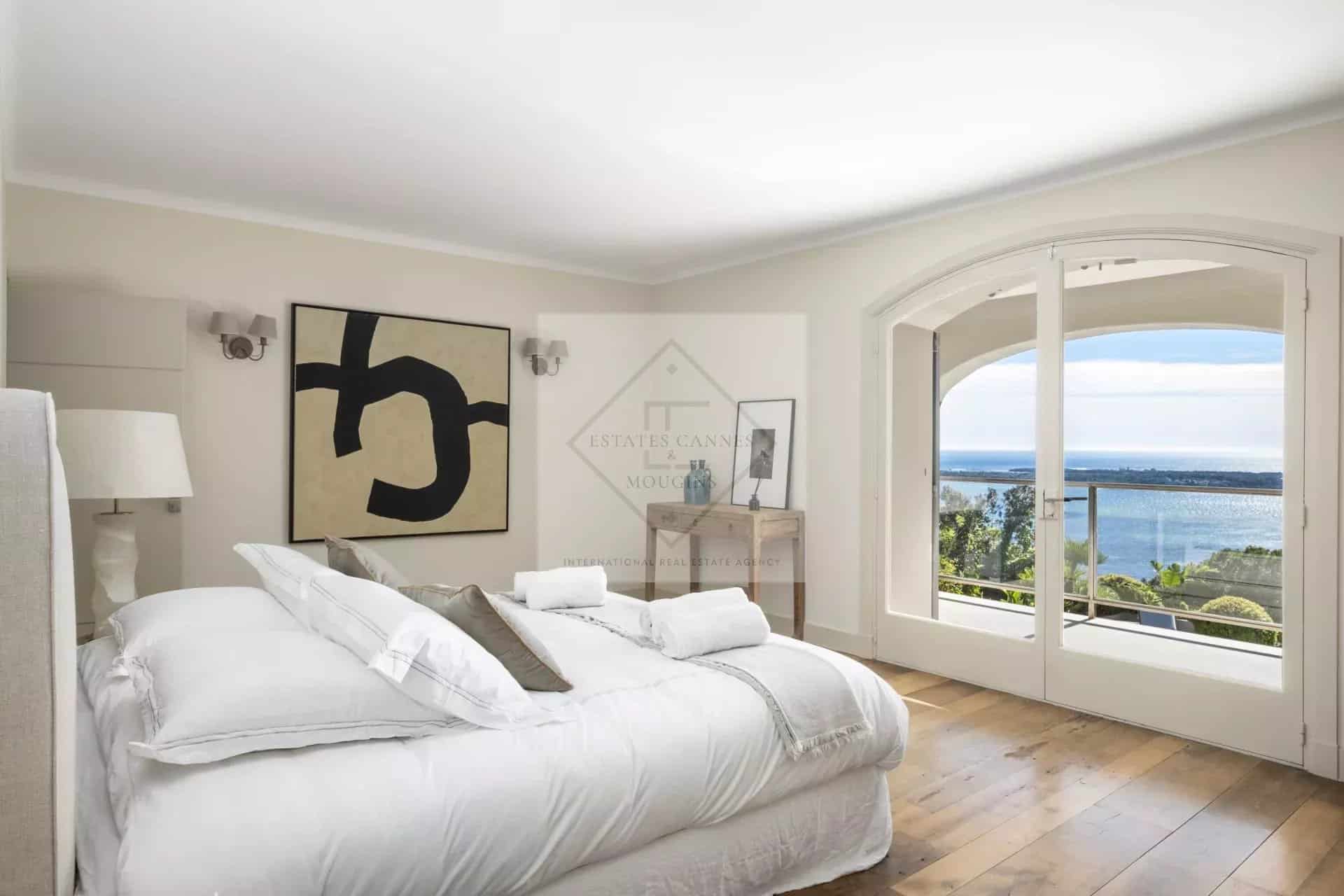 Room in a spacious villa in Cannes with a view of the Mediterranean Sea.