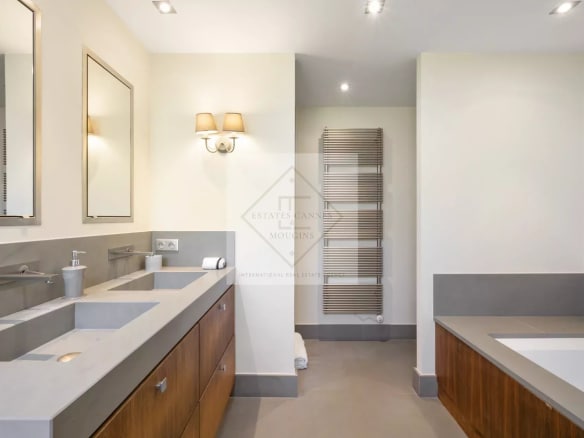 Modern bathroom with sink, bathtub and mirror in a spacious villa.