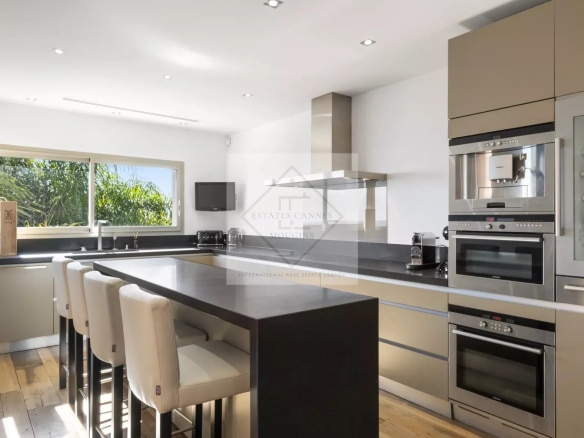 Modern and spacious kitchen in a villa in Cannes with a large central island and modern appliances.