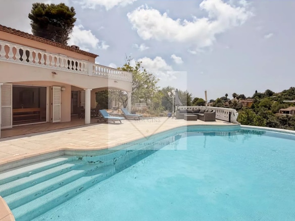 Villa with swimming pool and terrace, sea view, located in Antibes.