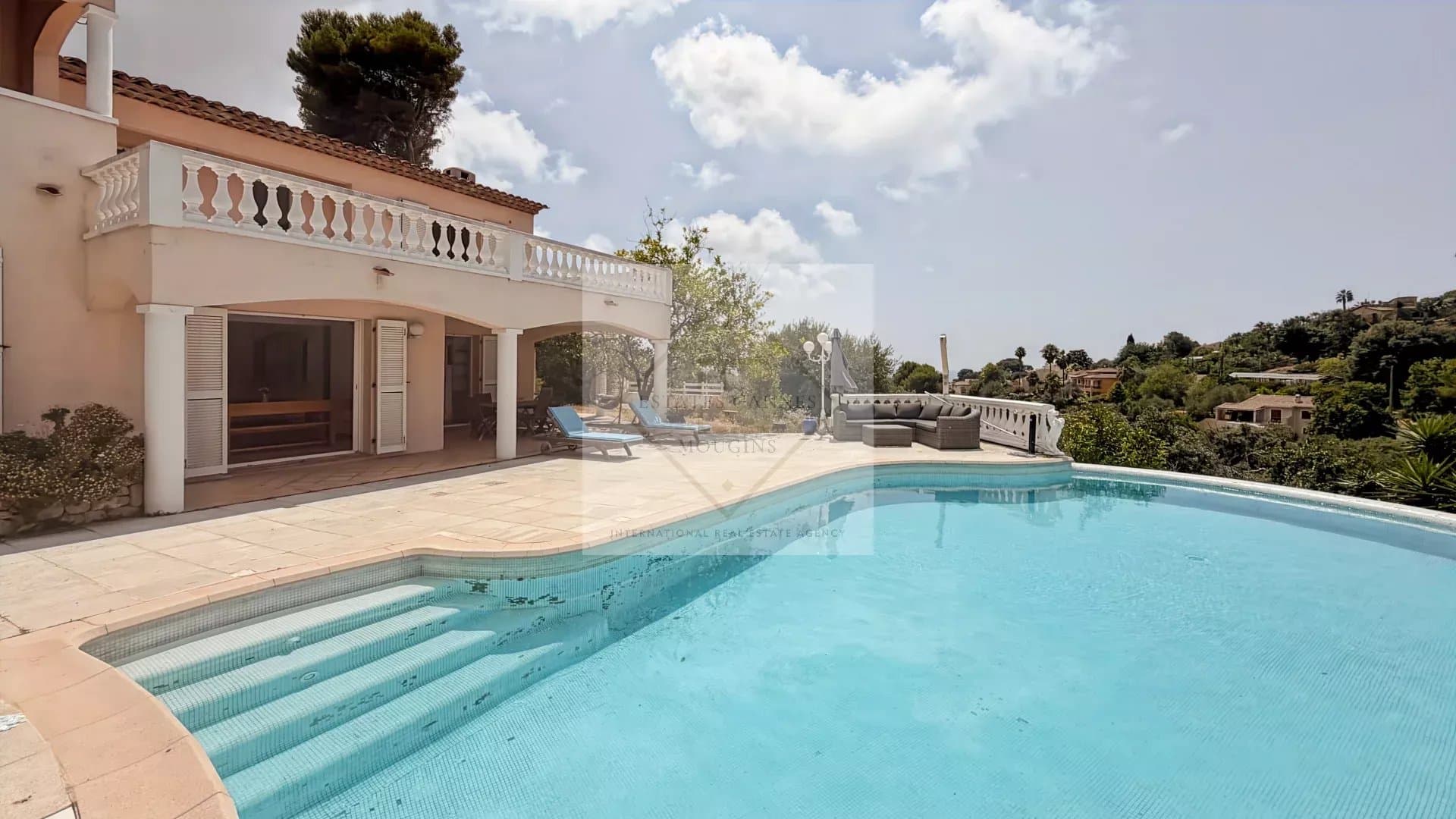 Villa with swimming pool and terrace, sea view, located in Antibes.