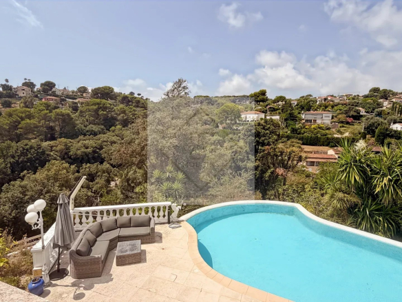 View of a villa with swimming pool and garden, surrounded by greenery in Antibes.