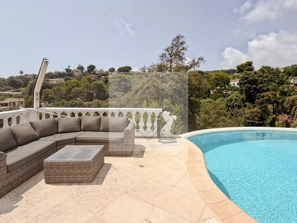 Terrace with lounge and infinity pool, overlooking nature in Antibes.