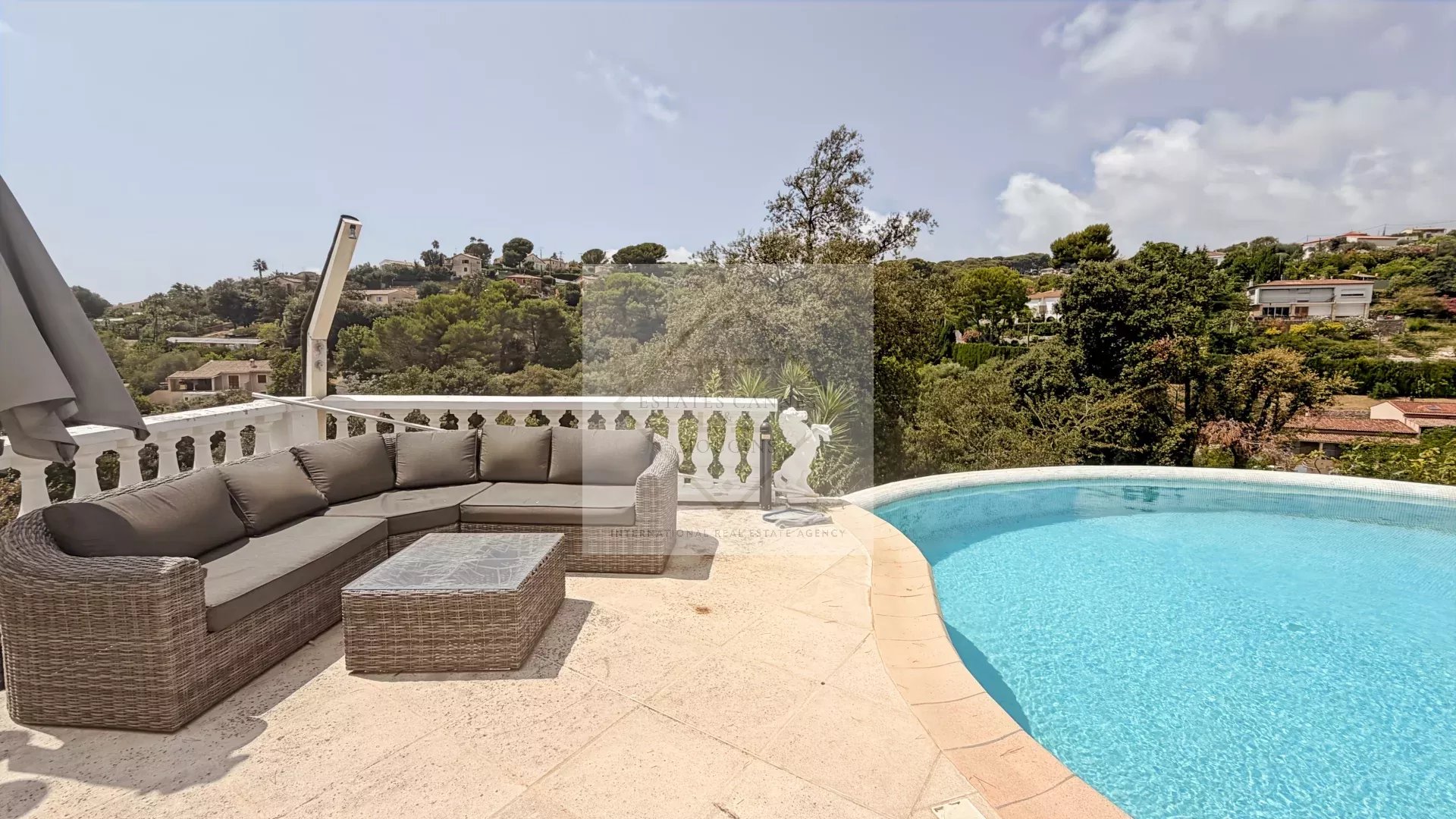 Terrace with lounge and infinity pool, overlooking nature in Antibes.