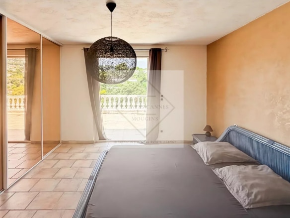 Room in a villa in Antibes with views of nature and access to a terrace.