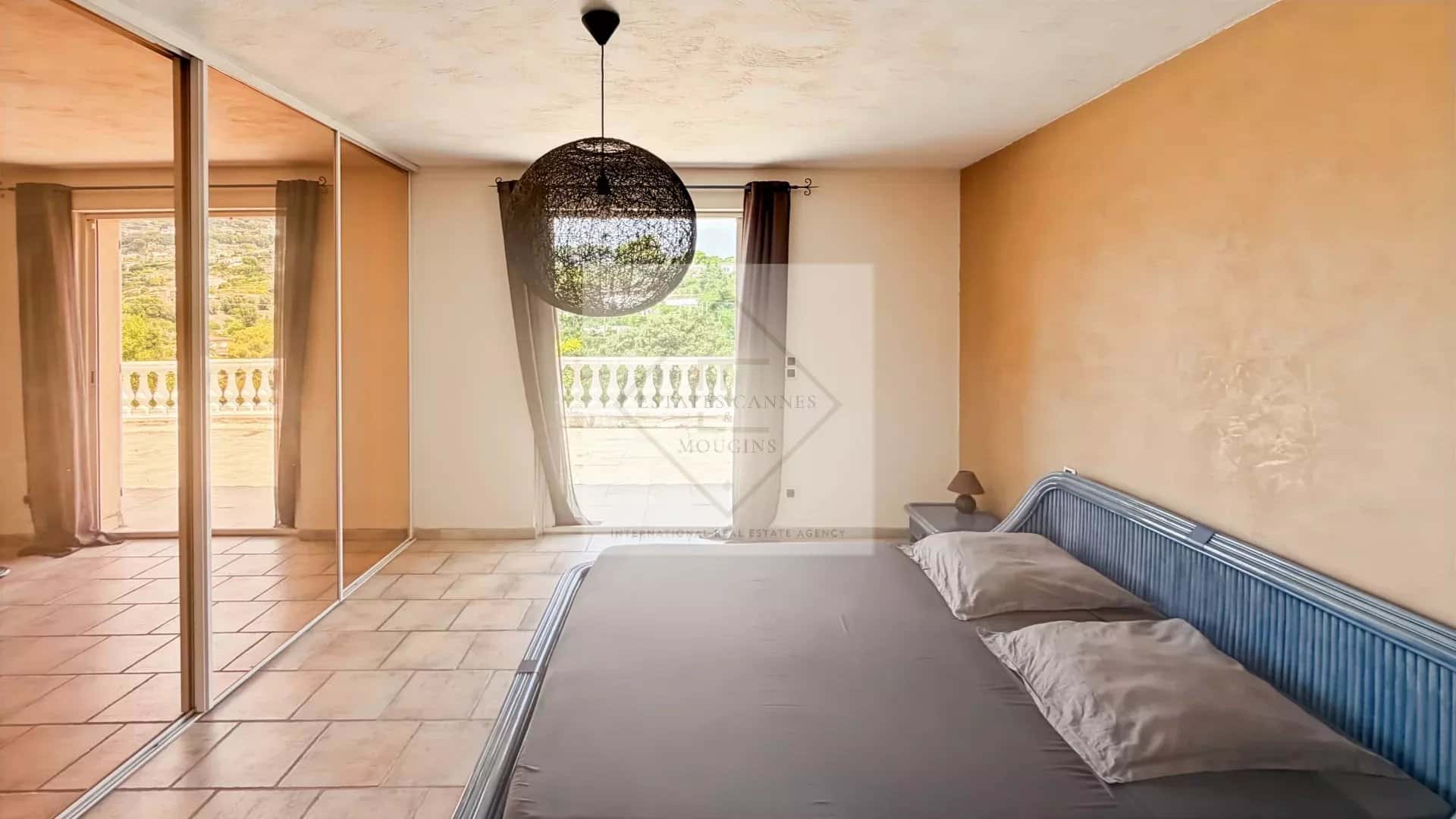 Room in a villa in Antibes with views of nature and access to a terrace.