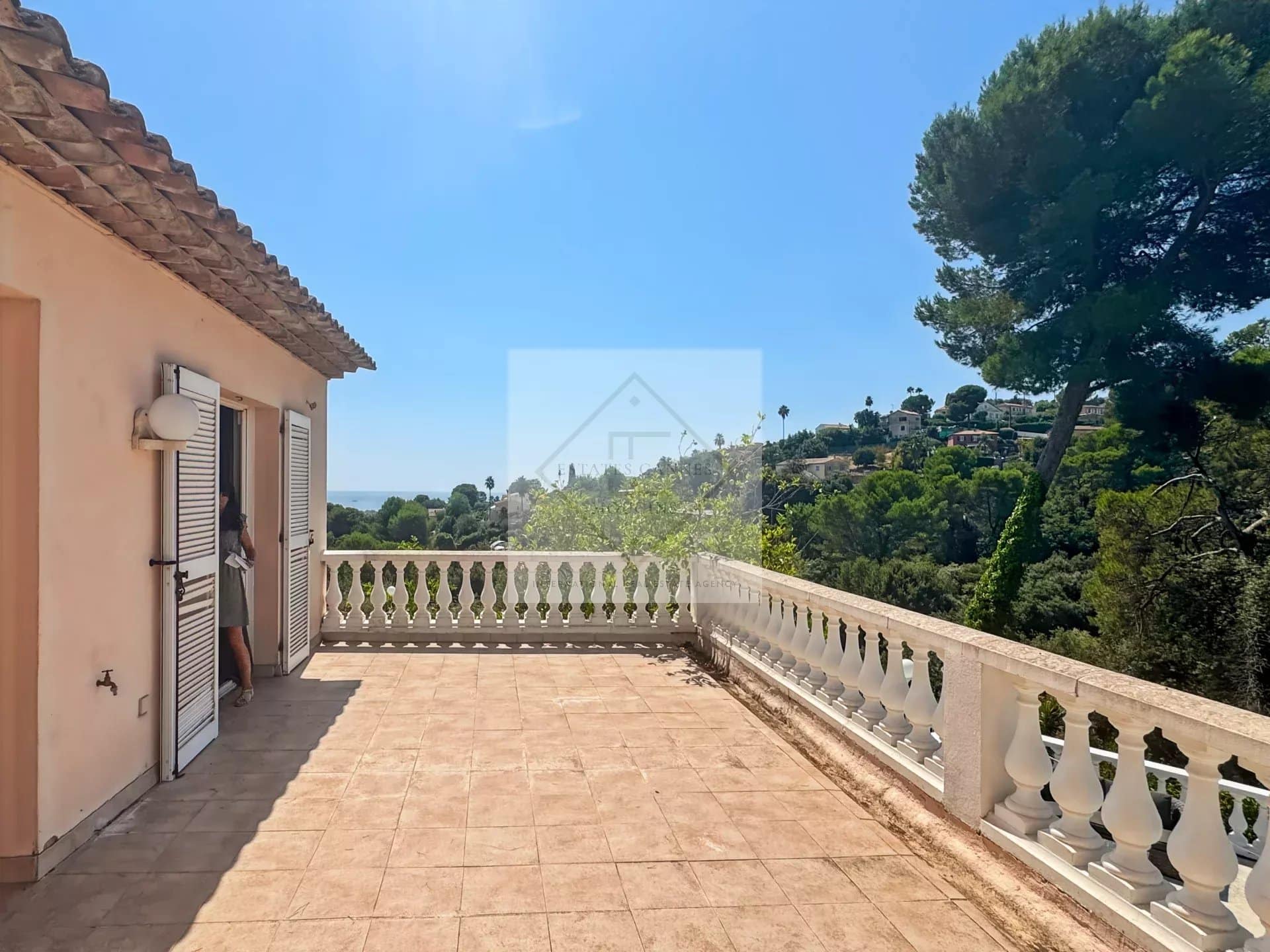 Terrace of a villa in Antibes with views of the sea and surrounding nature.