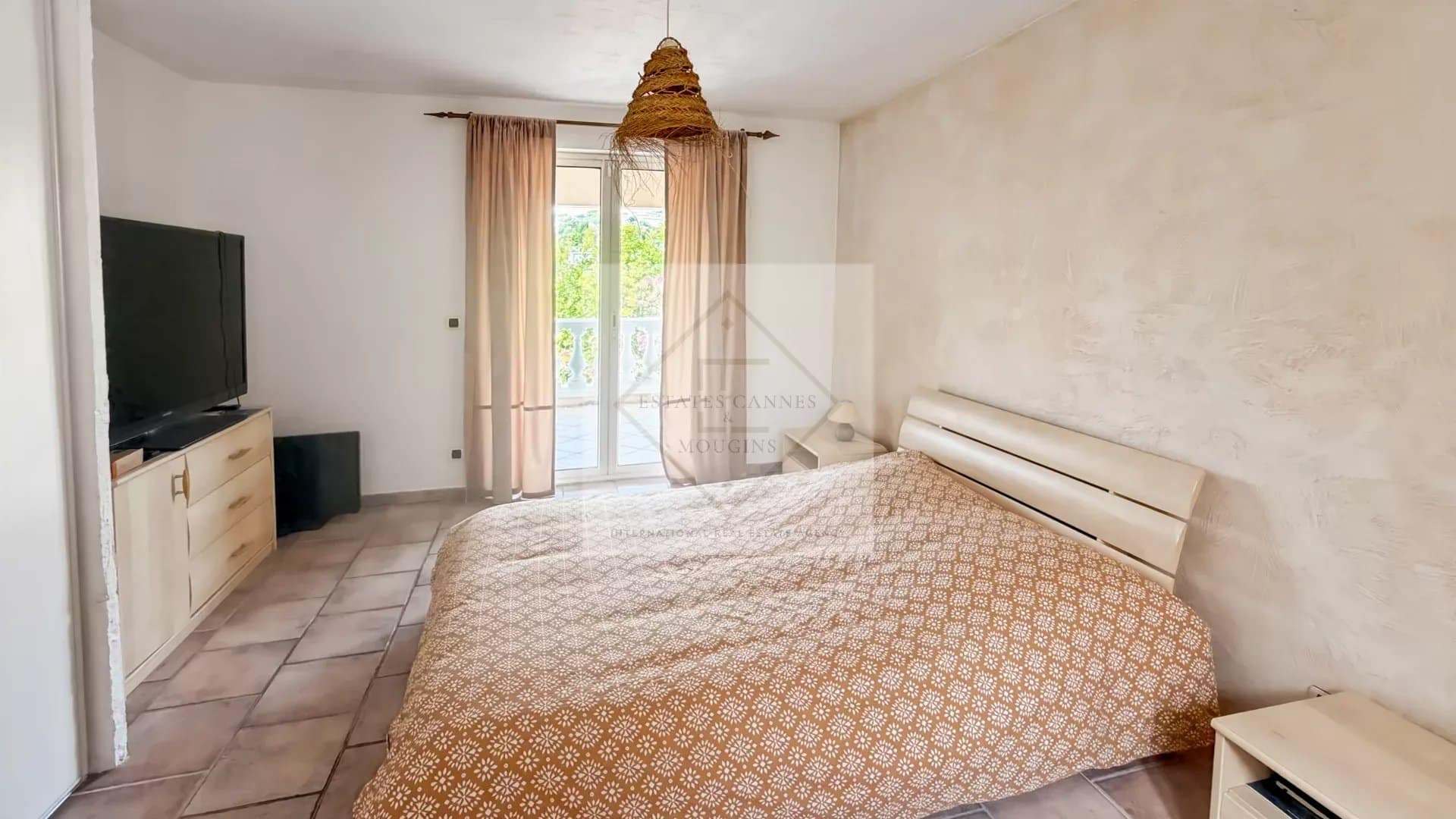 Room in a villa for sale in Antibes, with a double bed and access to a balcony.