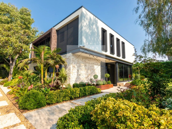 Villa contemporaine neuve avec jardin paysager à Cap d'Antibes.