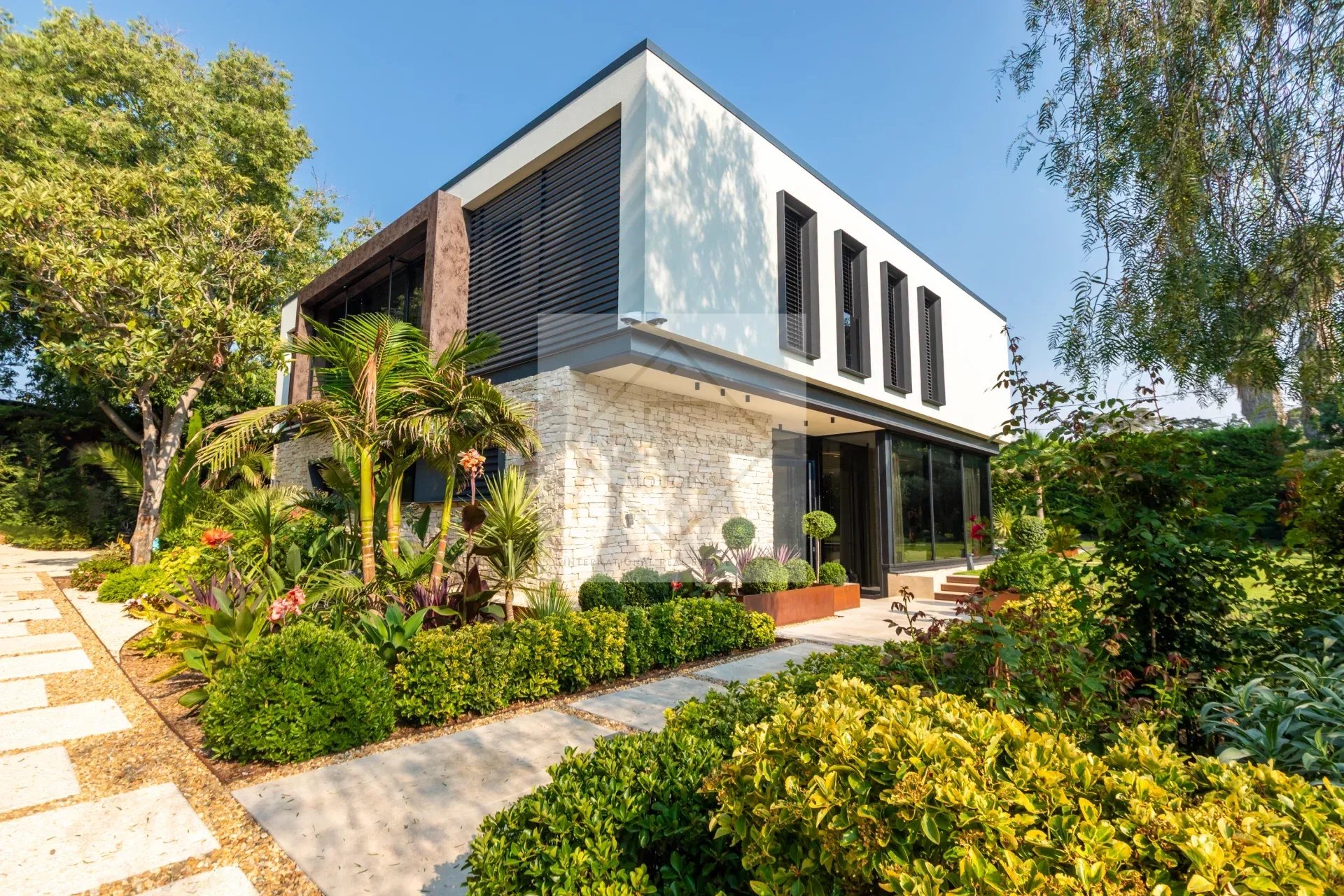 Villa contemporaine neuve avec jardin paysager à Cap d'Antibes.