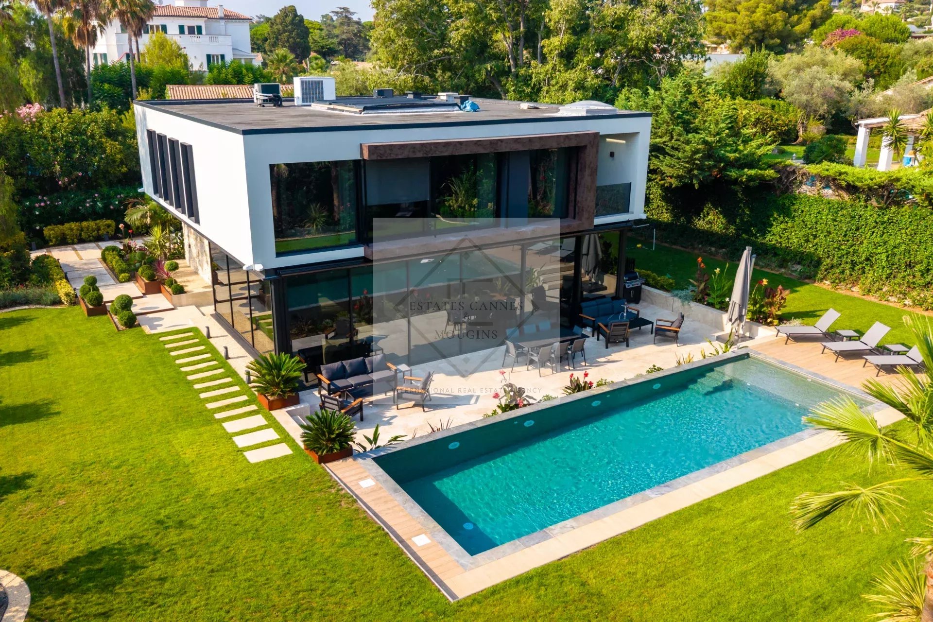 Villa contemporaine neuve avec piscine dans un domaine privé à Antibes.