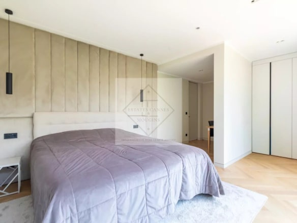 Chambre d'une villa contemporaine neuve avec lit et décoration moderne à Cap d'Antibes.
