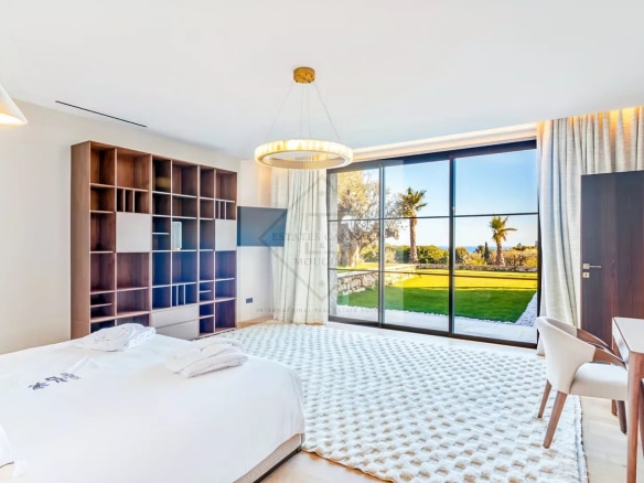 Chambre lumineuse d'une villa contemporaine à Super Cannes avec vue sur le jardin.