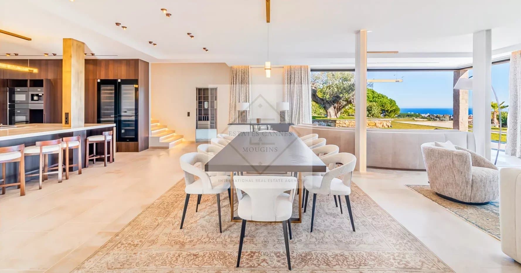 Intérieur d'une villa contemporaine à Super Cannes avec vue sur la mer, salle à manger et espace de vie.