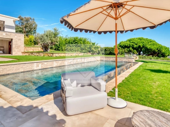 Villa contemporaine avec piscine et parasol, vue sur le jardin à Super Cannes.