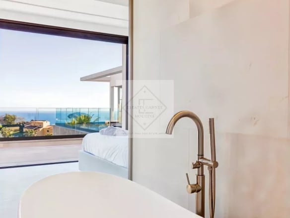 Salle de bain moderne avec vue sur la mer à Super Cannes.