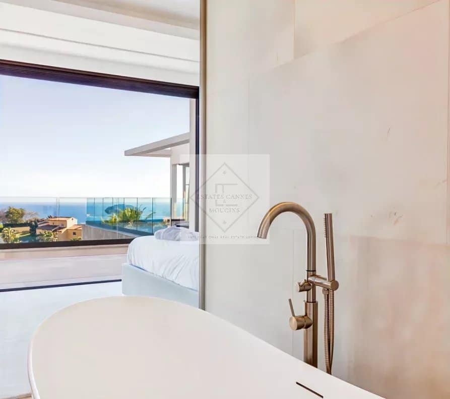 Salle de bain moderne avec vue sur la mer à Super Cannes.