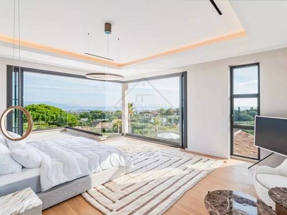 Chambre moderne avec vue panoramique sur la mer à Super Cannes, Côte d'Azur.