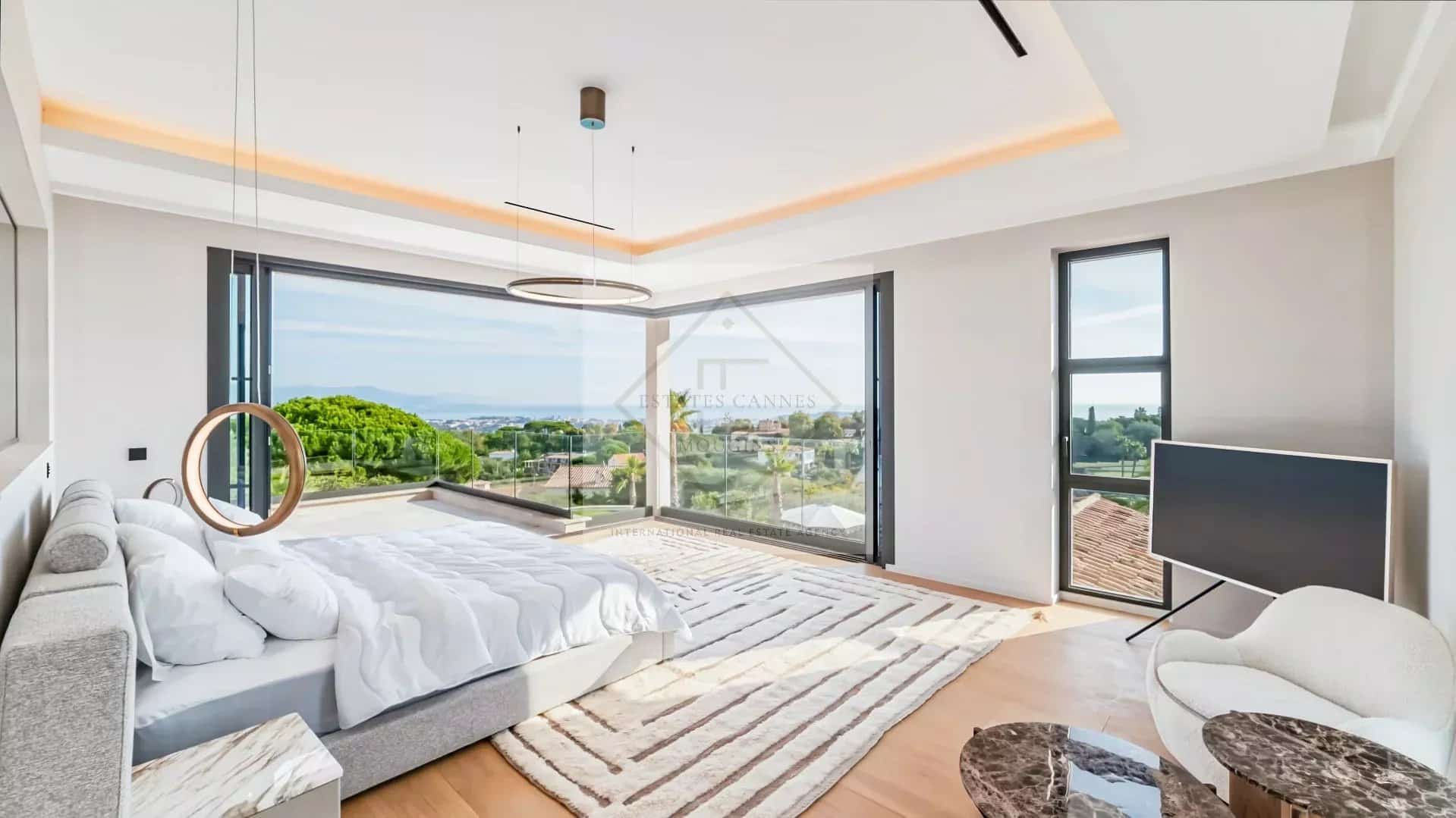 Chambre moderne avec vue panoramique sur la mer à Super Cannes, Côte d'Azur.