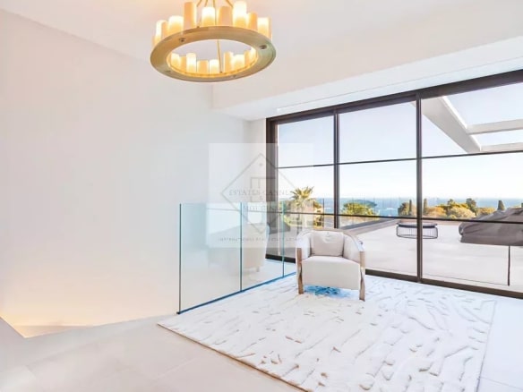 Intérieur d'une villa contemporaine à Super Cannes avec vue sur la mer.