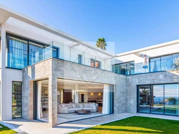 Villa contemporaine avec vue mer à Super Cannes, située dans un domaine privé et sécurisé.