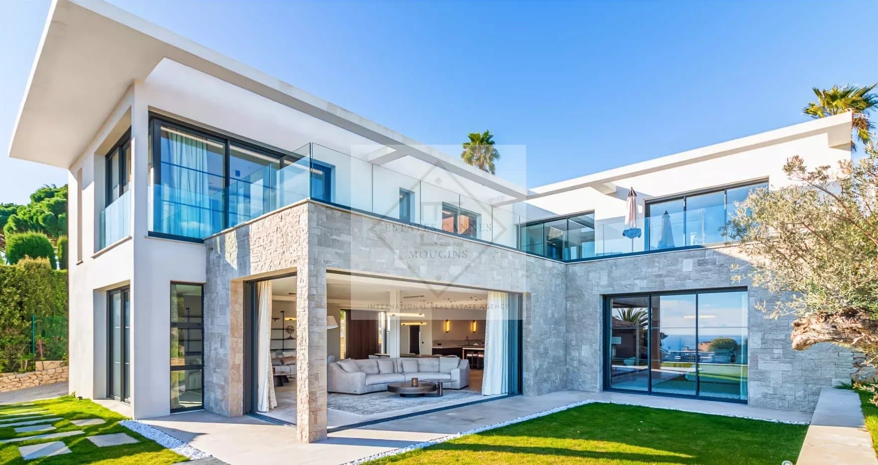 Villa contemporaine avec vue mer à Super Cannes, située dans un domaine privé et sécurisé.