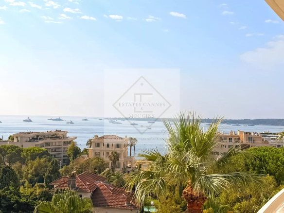 Vue panoramique sur la mer depuis un appartement rénové à Cannes, Moure Rouge.
