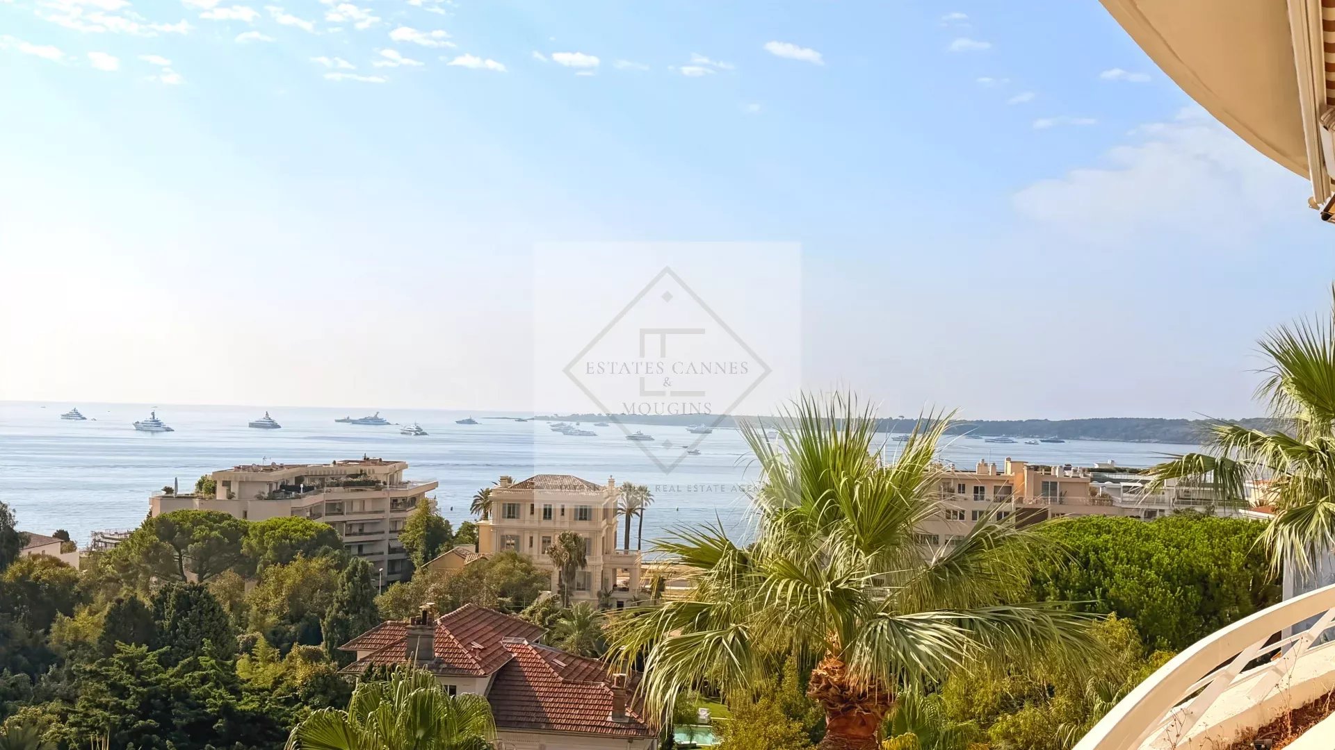 Vue panoramique sur la mer depuis un appartement rénové à Cannes, Moure Rouge.