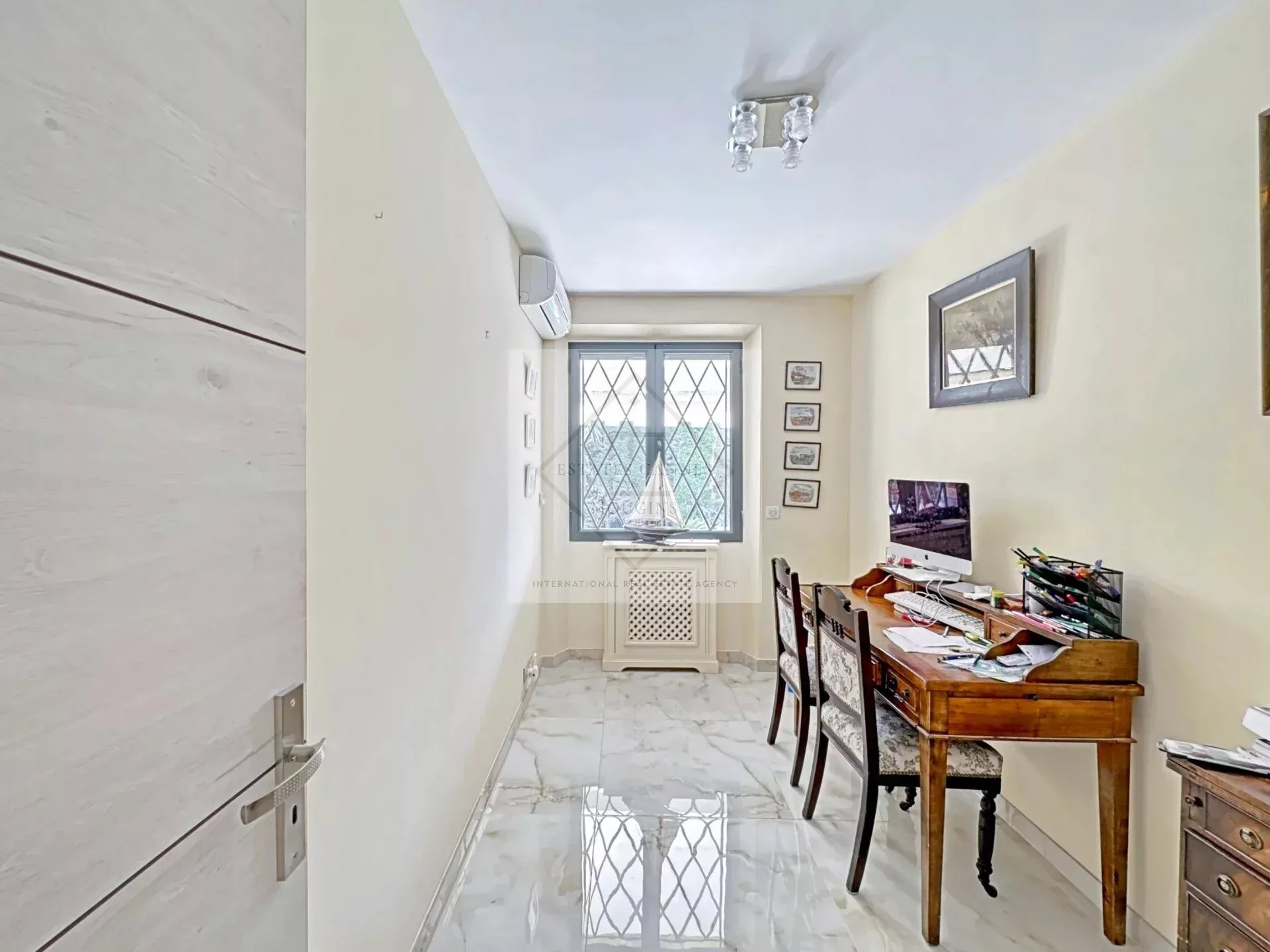 Intérieur d’une villa à Cannes Intérieur d'une villa à Cannes avec un bureau et une fenêtre laissant passer la lumière naturelle.
