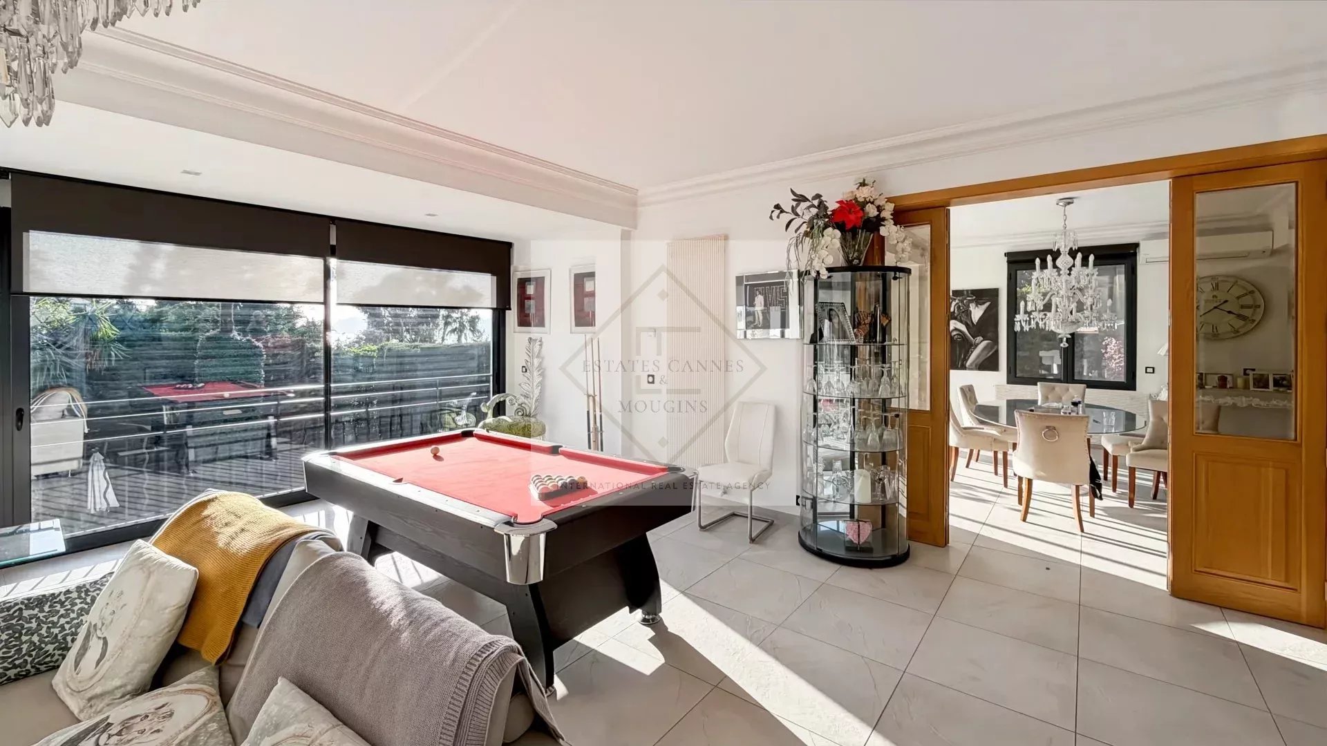 Intérieur d’une villa à Cannes Intérieur d'une villa moderne à Cannes avec billard et salle à manger lumineuse.