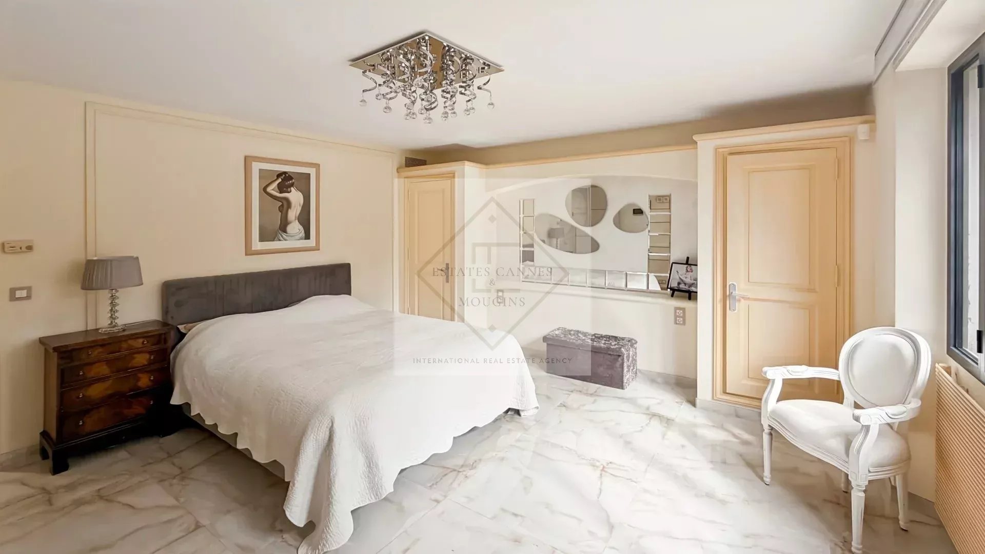 Chambre d’une villa à Cannes Chambre d'une villa à Cannes avec lit, meubles en bois et décoration moderne.