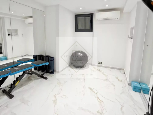 Salle de sport moderne avec équipement dans une villa à Cannes