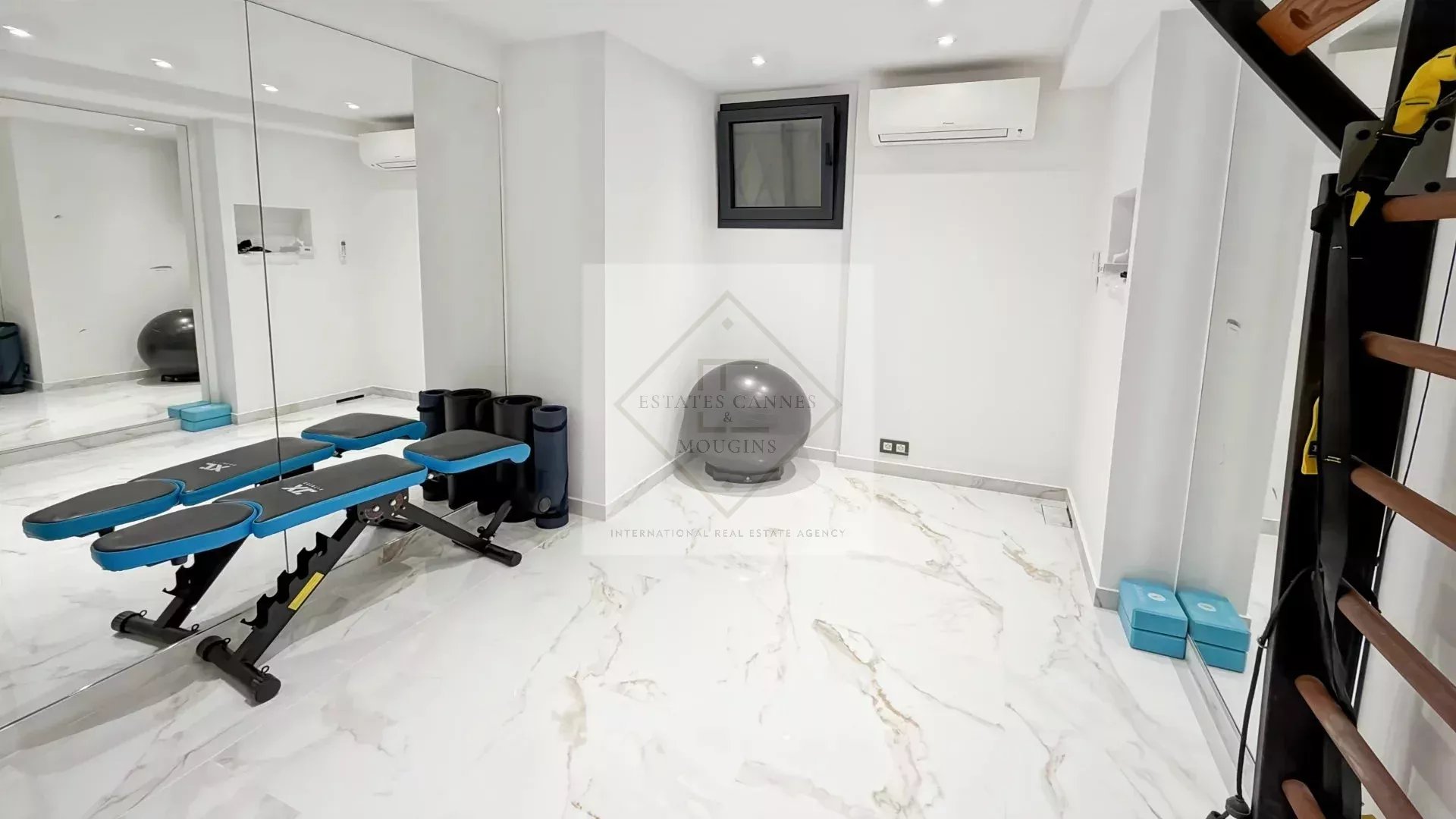 Salle de sport dans une villa de luxe à Cannes Salle de sport moderne avec équipement dans une villa à Cannes