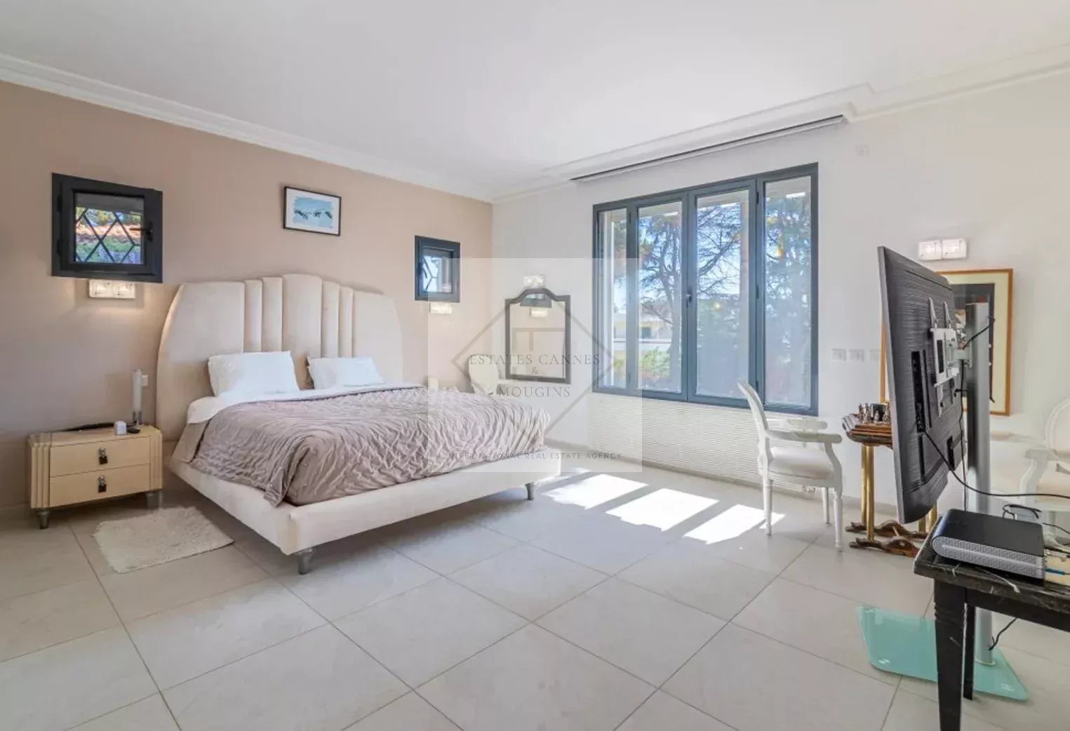 Chambre de villa à Cannes Chambre lumineuse dans une villa moderne à Cannes, avec un lit king-size et une vue sur le jardin.