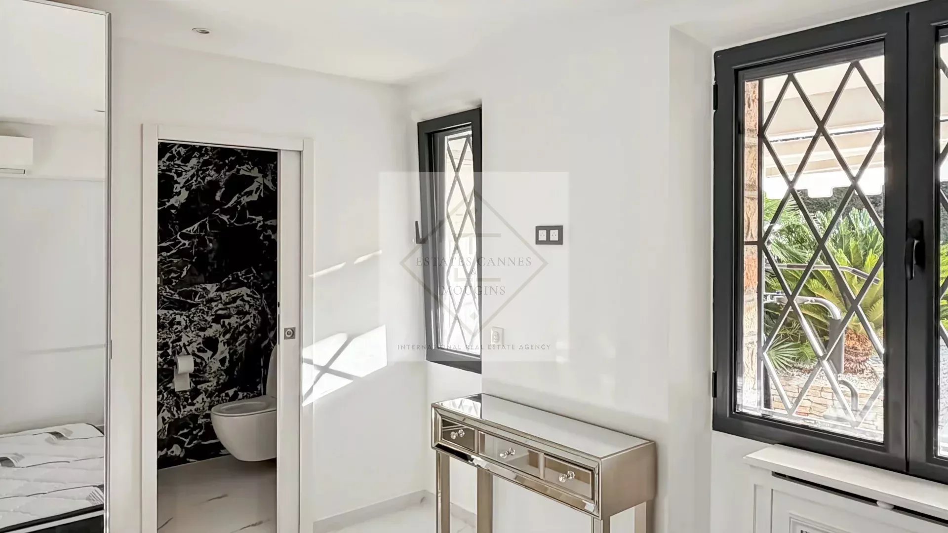 Intérieur d’une villa à Cannes Intérieur lumineux d'une villa moderne à Cannes, avec des fenêtres et un mobilier élégant.