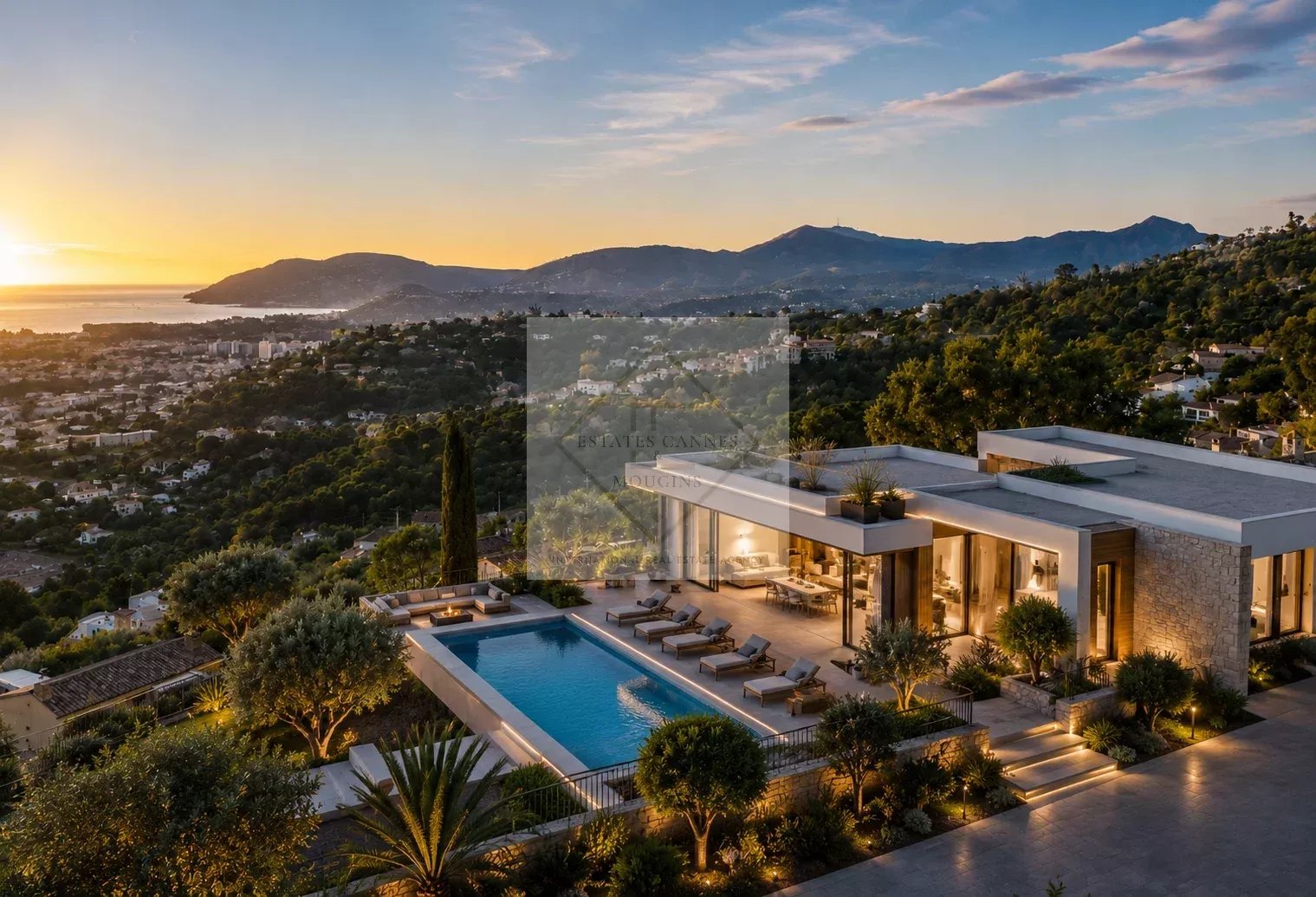 Villa avec vue mer à Mandelieu-la-Napoule Vue panoramique d'une villa avec piscine surplombant la mer à Mandelieu-la-Napoule.