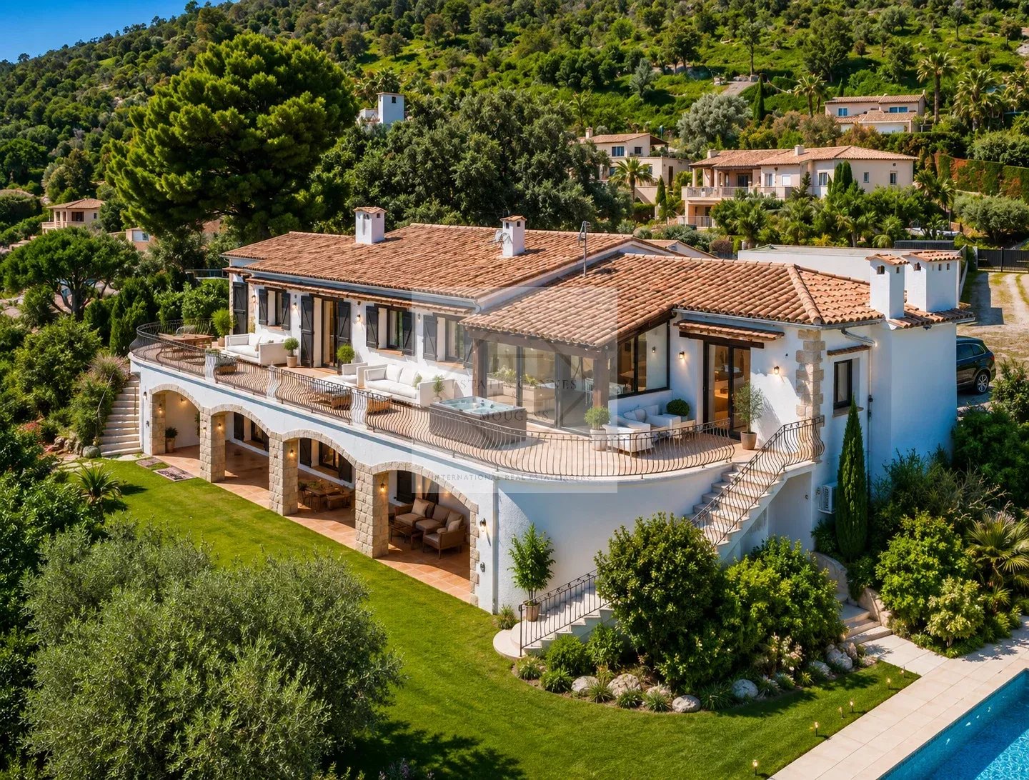 Vue mer panoramique à Mandelieu-la-Napoule Villa avec vue panoramique sur la mer à Mandelieu-la-Napoule, entourée de verdure.