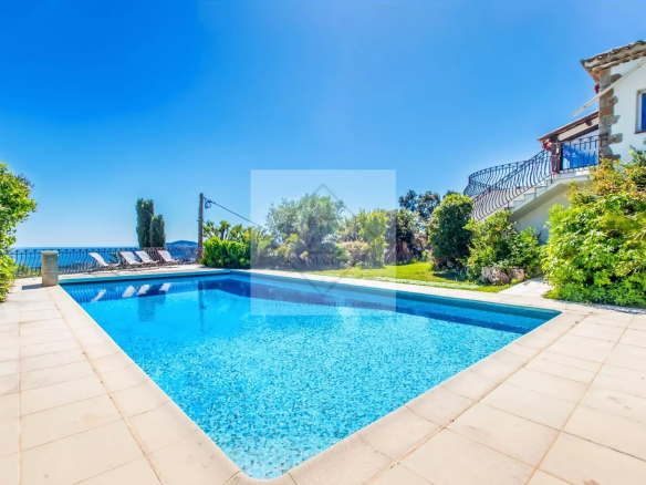 Vue panoramique sur la mer depuis une villa avec piscine à Mandelieu-la-Napoule.