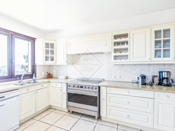 Cuisine spacieuse et lumineuse d'une villa à Mandelieu-la-Napoule avec vue sur la mer.