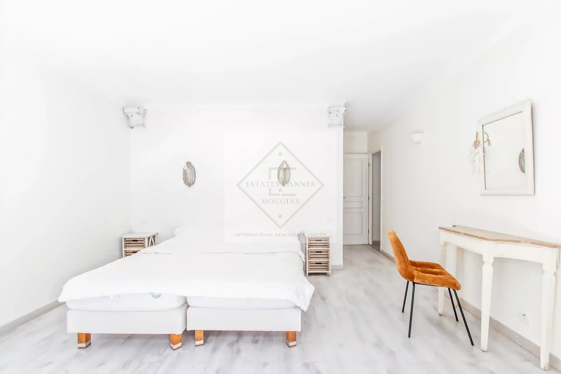 Chambre de villa à Mandelieu-la-Napoule Chambre lumineuse avec lit double et mobilier moderne dans une villa à Mandelieu-la-Napoule.