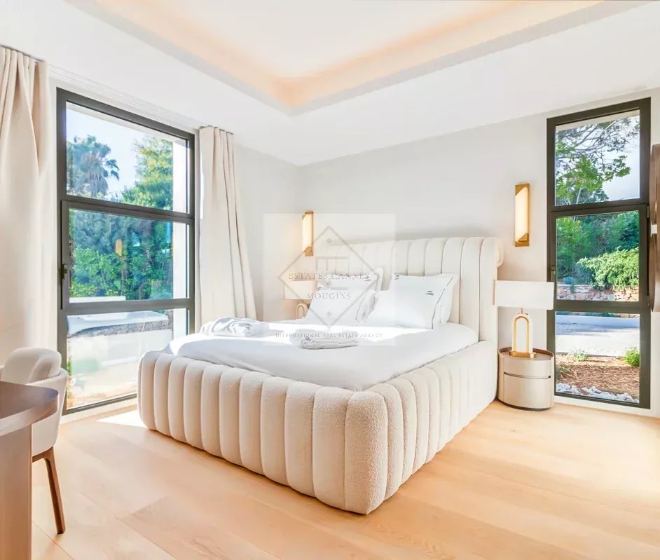 Modern room in Super Cannes Room in a contemporary villa in Super Cannes, with bed and windows overlooking a garden.