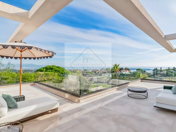Terrace of a contemporary villa with sea views in Super Cannes.
