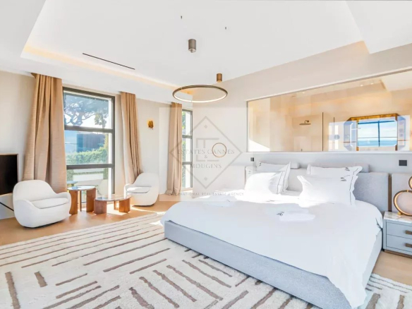 Bright room in a contemporary villa in Super Cannes, with sea view.