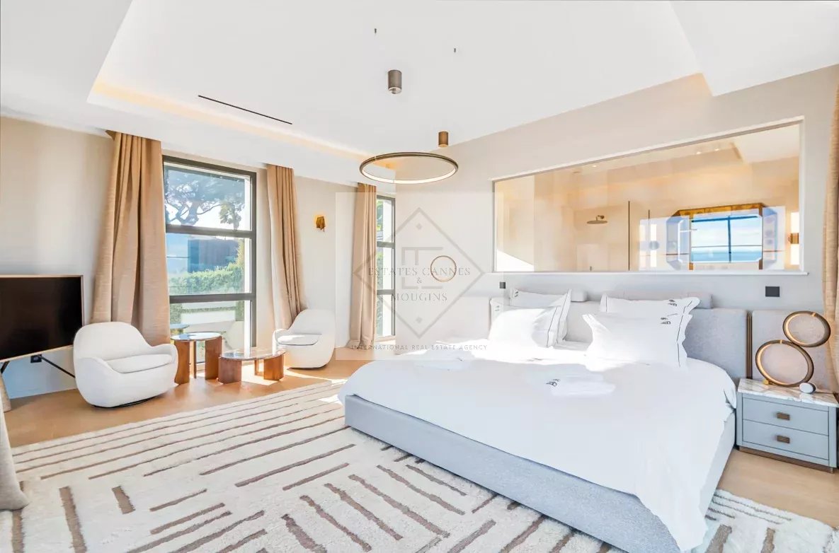 Contemporary villa room in Super Cannes Bright room in a contemporary villa in Super Cannes, with sea view.
