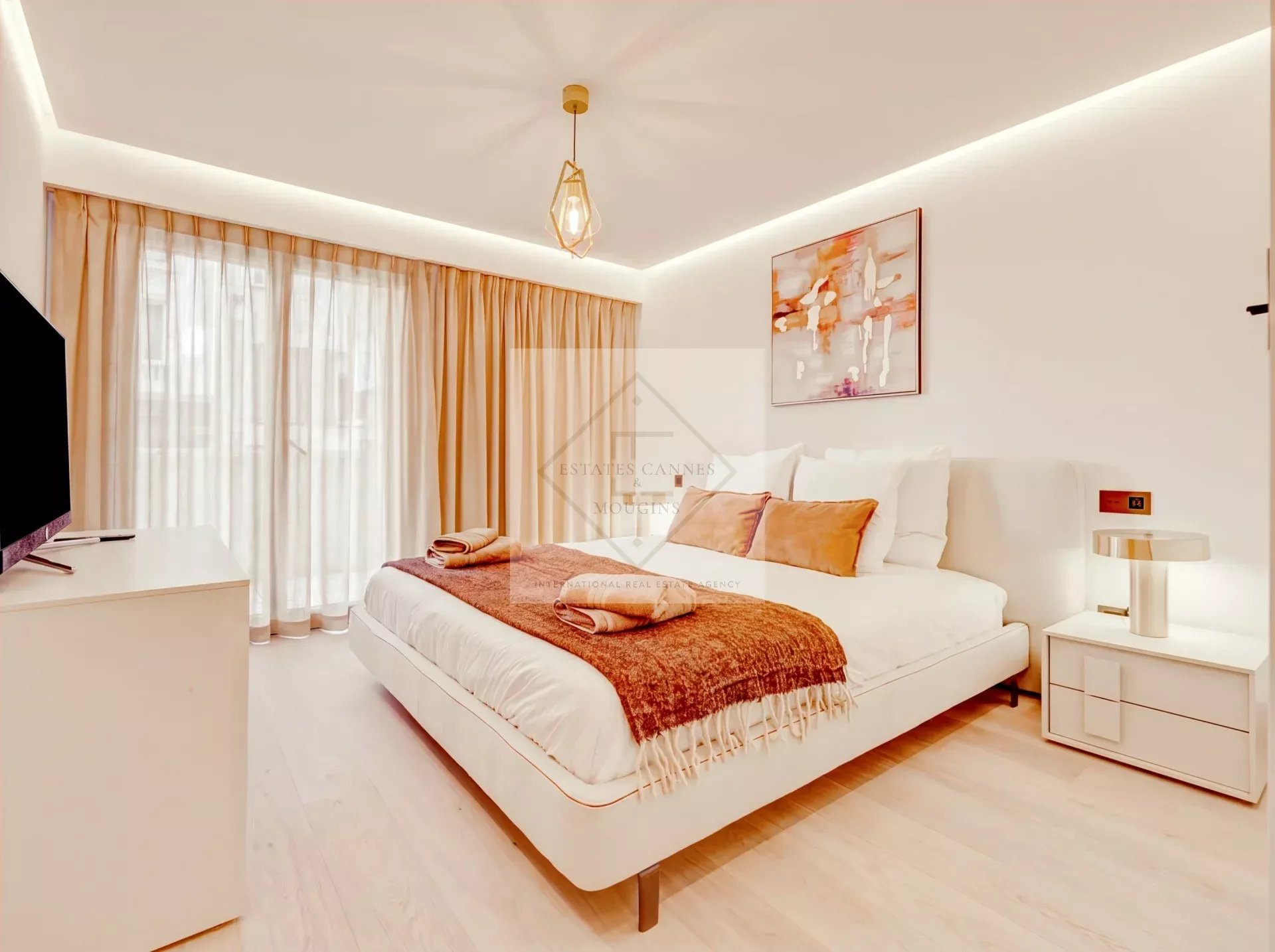 Room in a modern apartment with a double bed and elegant decor.