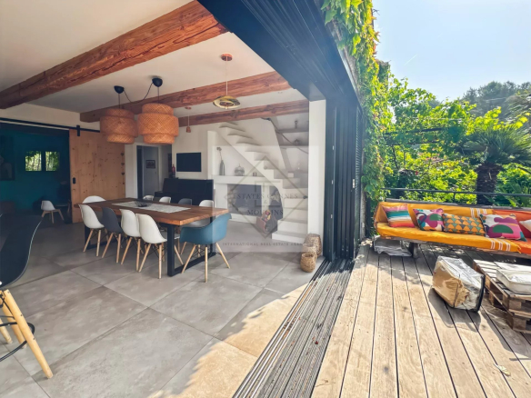 Interior of an elegant house in Mougins with dining room and access to an outdoor space.