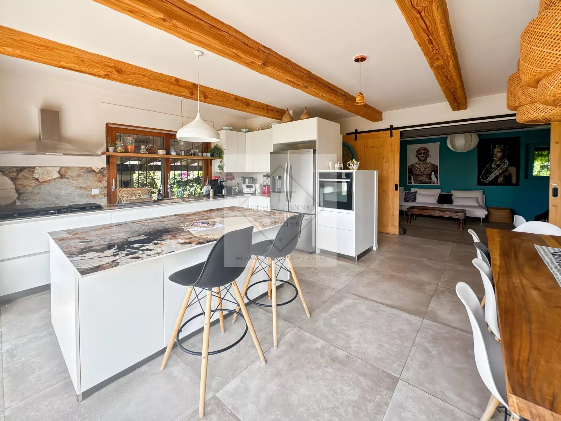 Elegant cuisine in Mougins Modern kitchen with central island and high chairs in a house in Mougins.