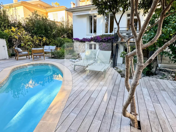 Maison de ville avec piscine et espace extérieur à Cannes.