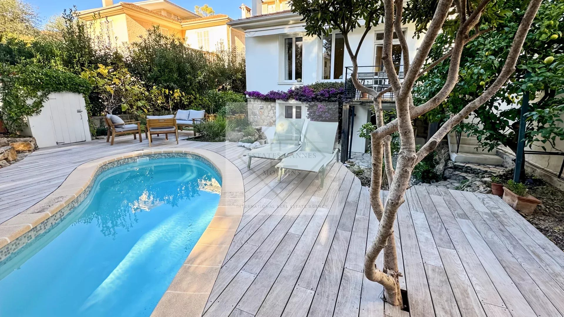 Maison de ville à Cannes avec piscine Maison de ville avec piscine et espace extérieur à Cannes.