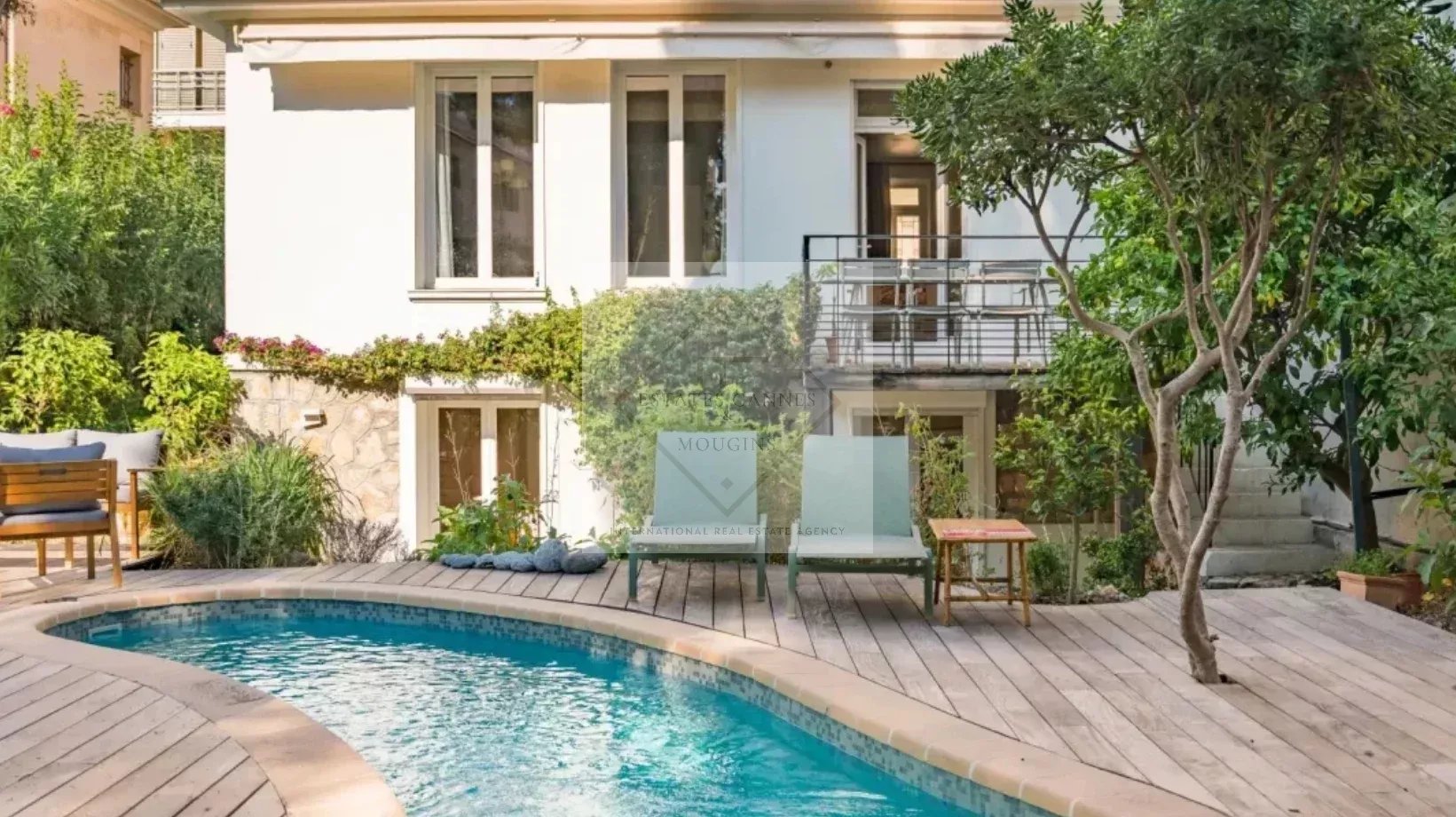 Maison de ville avec piscine à Cannes Maison de ville avec piscine et jardin à Cannes, vue sur la terrasse en bois.